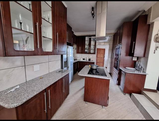 5 BEDROOM HOUSE FOR SALE IN THATCHFIELD